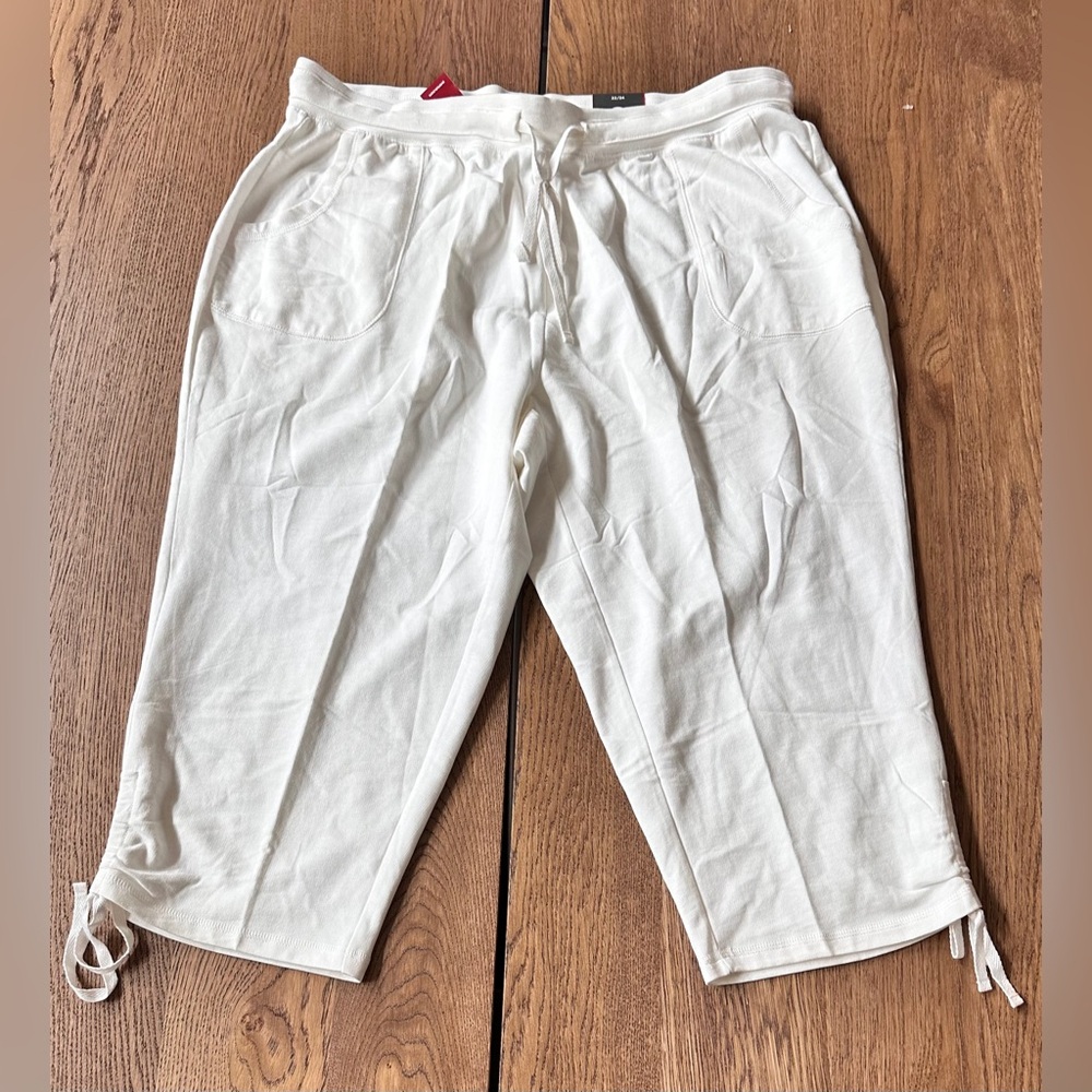 NWT. AVENUE White Casual Capri Pants Size 22/24